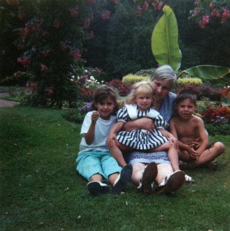 ma mere avec   ses petits enfants!